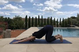 cinq postures de yoga pour soulager son
