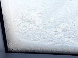 Fenster kommen ins schwitzen, wenn sich wasser aus der feuchten und warmen luft am kalten glas ablagert. Beschlagene Fenster Im Winter 7 Tipps Gegen Kondenswasser Energie Fachberater