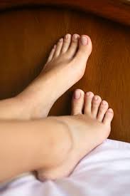 why do toenails smell causes symptoms