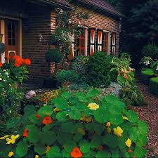 Градината пред къщата трябва да бъде хубава и функционална, често в своя дизайн, в допълнение към растенията, трябва да следователно хубавата подредба на градината пред къщата изисква добър дизайн. Gradinata Krasivi Plet I Tyahnoto Prilozhenie V Landshaftniya Dizajn 115 Snimki