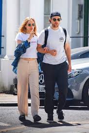 The couple have been living through the pandemic together in london, england, where they've been spotted out and about since they were first linked in july 2018. Robert Pattinson Suki Waterhouse Kiss After His Covid 19 Diagnosis Hollywood Life
