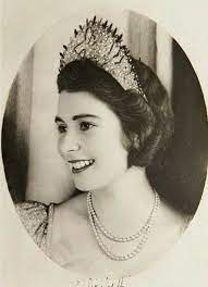 Em 2020, ela completa 94 anos de idade e 68 anos no poder. Rainha Elizabeth Ii Da Inglaterra Aos 18 Anos De Idade Realeza Britanica Rainha Elizabeth Princesas