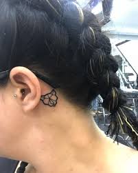 Tatuagem feminina delicada atrás da orelha. Tatuagem Atras Da Orelha 60 Fotos Para Homens E Mulheres