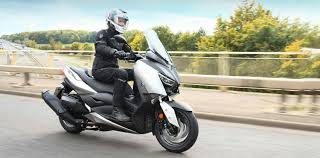 Xmax 250 cc memiliki posisi riding tegak sehingga meningkatkan kontrol serta pandangan yang baik bagi pengendara. Mau Kredit Yamaha Xmax Siapkan Uang Muka 20 Persen Oto
