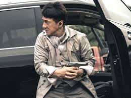 Гонконгский, китайский и американский актер, каскадер, кинорежиссёр, продюсер, сценарист, постановщик трюков и боевых сцен, певец. Jackie Chan Film Vanguard Showcases Dubai S Charms Hollywood Gulf News