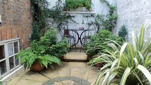 small courtyard garden ideas uk you