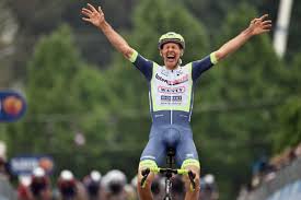 Resultados de las etapas y otras clasificaciones como la maglia azzurra de la montaña, la ciclamino de la regularidad y la maglia bianca de mejor joven. Giro D Italia Taco Van Der Hoorn Claims Superb Solo Victory On Stage Three Giro D Italia The Guardian