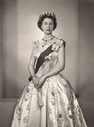 queen elizabeth s personal jewelry is