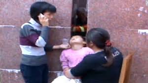 At least, until one day when he takes a wrong turn down an alley and discovers jieun… stuck in a wall. Girl Gets Head Stuck Between Walls Cnn Video