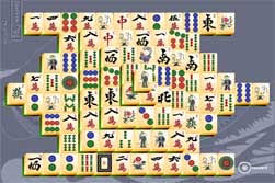 Las fichas a menudo se apilan añadiendo dimensión al juego. Solitario Mahjong