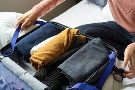 how to fold clothes in a suitcase in 4