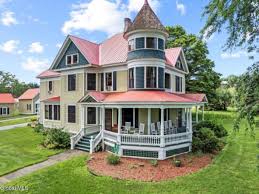 Beautiful Queen Anne On 20 Lush Acres