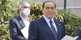 Made a fascist salute with a tricolour. Silvio Berlusconi E Stato Ricoverato Al Centro Cardio Toracico Di Monaco Per Esami Di Routine Il Post