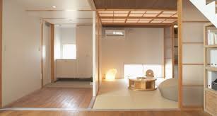 Ada juga yang menjadikan furnitur minimalis sebagai komponen utama ruang tamu. 41 Desain Interior Rumah Ala Jepang