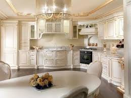 Тези характеристики правят така, че белите кухни никога да не бъдат демоде. Klasicheska Byala Kuhnya Ss Zlatni Ornamenti Art Senses Artistichni Idei Za Interior I Gradina