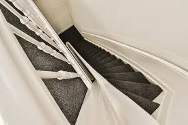 uma escada com carpete preto e branco