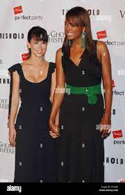 Actrices Aisha Tyler (R) et Jennifer Love Hewitt, qui co-star dans le  nouveau thriller de CBS 'Ghost Whisperer' arrivent pour la première  projection de la série TV pour les fans de Hollywood