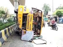 बच्चों को लेने जा रहा था चालक, नशे की हालत में था | School bus overturned,  this is the fourth accident in North India with a school bus or school  child in
