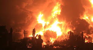 Kebakaran hebat terjadi di kompleks kilang minyak pertamina balongan, indramyu, jawa barat, senin (29/03) dini hari. Y2tfptarnf6 Rm
