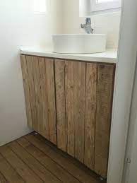 Meuble salle de bain avec porte en bois de palettes | Meuble haut salle de  bain, Salle de bains palette, Armoire salle de bain