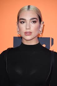 The star's custom vivienne westwood ensemble evoked the french queen's regal wardrobe, but it was her retro beauty look that really drew our attention. Dua Lipa Wore A Rose Gold And Black Updo At The Mtv Emas Teen Vogue