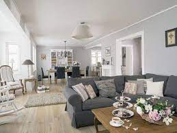 un precioso salón con un sofá gris como