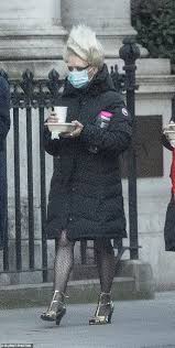 Dos usuários do youtube se esquece ou não tem o hábito de dar like. Iris Law And Maisie Williams Seen In Character For The First Time On Set Of Sex Pistols Drama Daily Mail Online