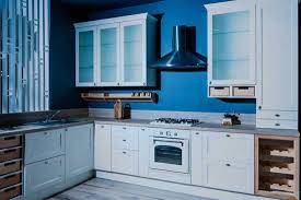 what color cabinets go with blue walls