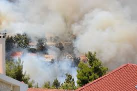 Μαίνεται η πύρινη λαίλαπα σε σταμάτα και ροδόπολη, με την φωτιά να έχει βγει εκτός ελέγχου και να καίει ήδη τα πρώτα σπίτια και αυτοκίνητα. Aholxg1uathnam
