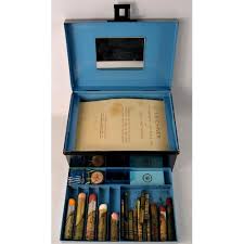 the leichner tin make up box containing