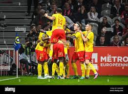 16. April 2022, Villeneuve-d'Ascq in der Nähe von Lille, Frankreich: Arnaud  KALIMUENDO von Lens feiert sein Tor mit Teamkollegen während des  Fußballspiels der französischen Ligue 1#39 zwischen LOSC Lille und RC Lens