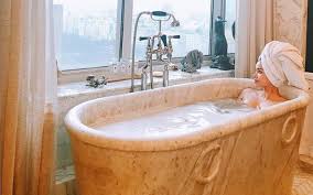 Phạm Hương khoe ảnh nóng bỏng trong bồn tắm sau loạt hình "thả thính" thân  hình thon gọn giữa tin đồn sinh con tại Mỹ