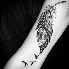 Die bedeutung eines tattoos speist sich zumeist aus einer individuellen geschichte des trägers. Das Feder Tattoo Tattoo Plattform