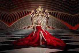 Создать мем "женщина сидит на троне мантия, корона королева, богиня блондинка на троне" - Картинки - Meme-arsenal.com