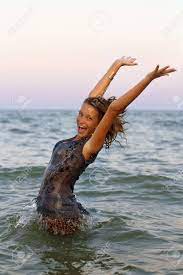 Glückliche Nassen Teen Girl Spaß Im Meer Lizenzfreie Fotos, Bilder und  Stock Fotografie. Image 16037275.