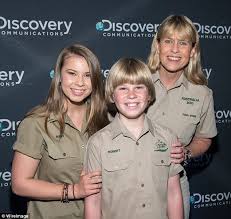 Bindi irwin is celebrating father's day and showing love for 3 men who are pillars in her life, but there's someone else who is causing her great pain. Bindi Irwin With Robert And Terri Irwin At Discovery Channel 30th Anniversary Daily Mail Online