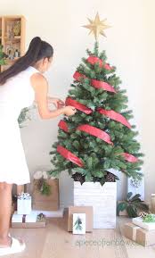 decorate a christmas tree with ribbons
