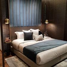 Luxuriöses schlafzimmer in einem schönen grauton bietet atemberaubendes dekor von michael schlafzimmer in dunklen farbtönen mit ein paar luxuriösen bänken am fußende des bettes von. So Wirken Wandfarben Im Schlafzimmer Emero Life