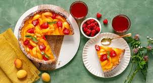 Песочный торт с желе и ягодами