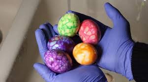 След това обвийте всяко яйце, както е показано в прикаченото видео, първо с избрания. 6 Neobichajni Tehniki Za Boyadisvane Na Velikdenski Yajca Div Bg