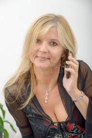 Rijpe Blonde Vrouw Die Op Mobiele Telefoon Spreken Stock Foto - Image of  modern, vrouw: 81031932