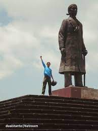 Patung monumen jenderal sudirman dibangun dan diresmikan oleh presiden susilo bambang yudhoyono pada 15 desember 2008 silam. Wisata Monumen Jendral Sudirman Di Pacitan Duaistanto Journey