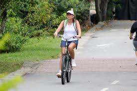 Resultado de imagem para mulher andando de bicicleta