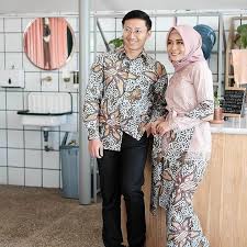 Pada saat memilih atasan anak perempuan ada baiknya untuk membelikan mereka baju yang sesuai dengan usianya. Gamis Batik Couple Brokat Currentyear