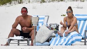 51 yaşında olmasına rağmen sağlıklı beslenme ve yaptığı spor sonucunda fit bir vücuda sahip. Las Fotos De Jennifer Lopez Al Natural Y Sin Photoshop En Las Playas De Bahamas Infobae