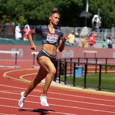 I finalen tog warholm både guldet og slog eftertrykkeligt sin egen verdensrekord. American Mclaughlin Breaks Women S 400m Hurdles World Record Reuters