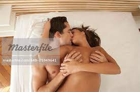 Nackt paar küssen im Bett - Stockbilder - Masterfile - Premium RF  Lizenzfrei, Bildnummer: 649-05949641