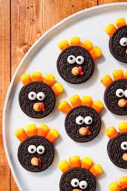 The corncobs look delightfully like the real thing—except they're made of cake, frosting and peanut butter candies! 10 Easy Turkey Treats Cute Ideas For Turkey Treats