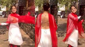 উর্ফি জাভেদ Urfi Javed gets brutally trolled for her dress on holi video viral | Urfi Javed did not desist from antics even on the festival, played such Holi; There was a ruckus -