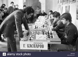 At five years old, young garry weinstein taught himself how to play chess from watching his relatives solve chess. Weltmeister Gary Kasparov Links Ein Simultanschach Spiel Mit Dem Team Von Tscheljabinsk Palace Of Young Stockfotografie Alamy